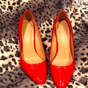 Like new red leather pump. Excellent condition
